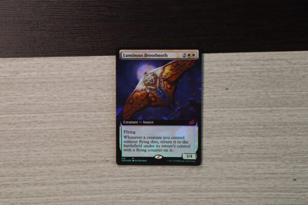 Luminous broodmoth extended art Ikoria: Lair of Behemoths (IKO) foil